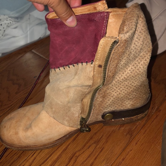 Leather ankle booties. Size 7.5 - Picture 3 of 3